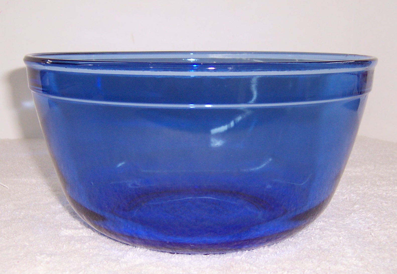https://jpahome.com/wp-content/uploads/2016/08/JMA-081216-GW-006-Anchor-Hocking-4-Quart-Cobalt-Blue-1059-Glass-Mixing-Bowl-25-1.jpg